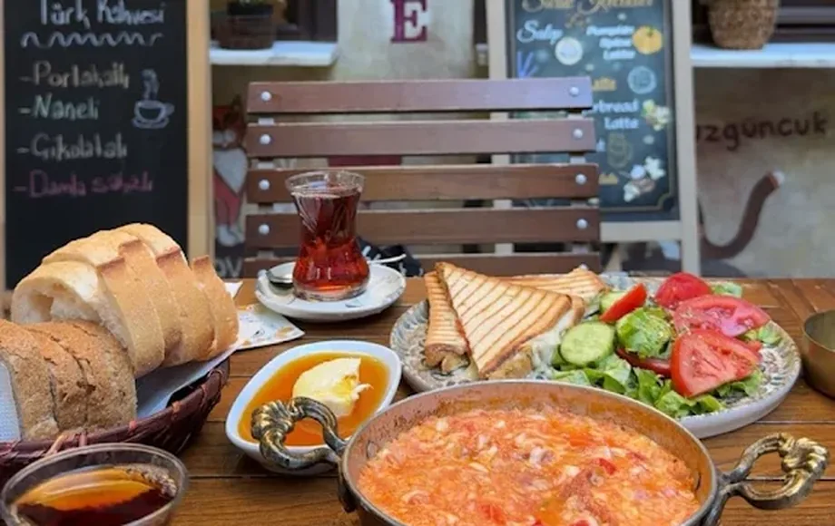 Sahne: Sabah Sokakta